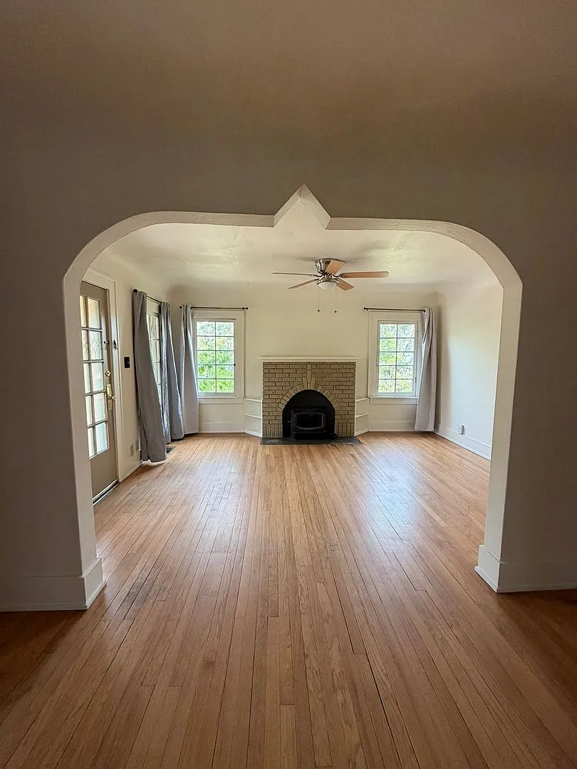 2 Bedroom 1 Bathroom Home - Located Near Downtown! — Photo 2