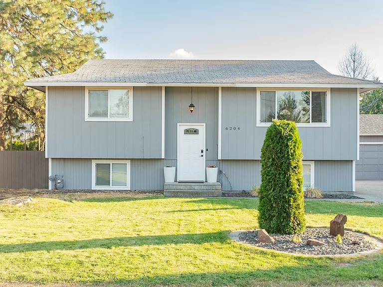 6204 E 10th Ave — Photo 1