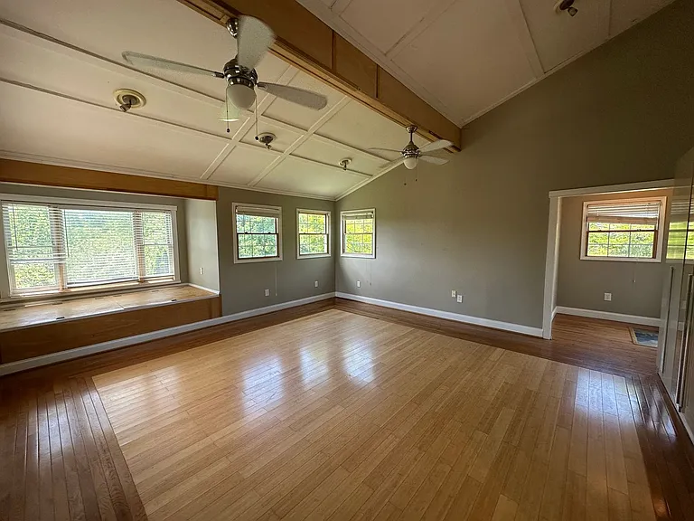 440 Aurora Ln — Photo 8
