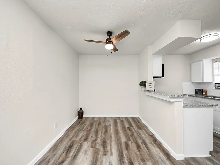 2110 Melbourne St — Photo 10