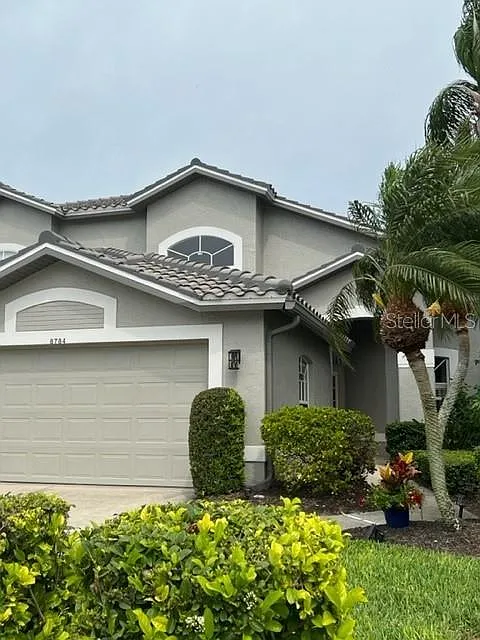 2 bed, 2.5 bath, 2368 sqft, $4,800 — Photo 1