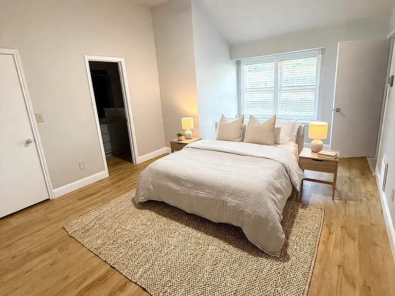 720 Crescent Dr — Photo 2