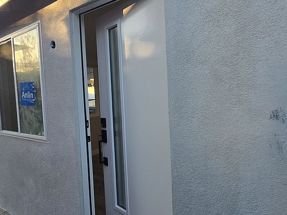 Entrance. ( front door )