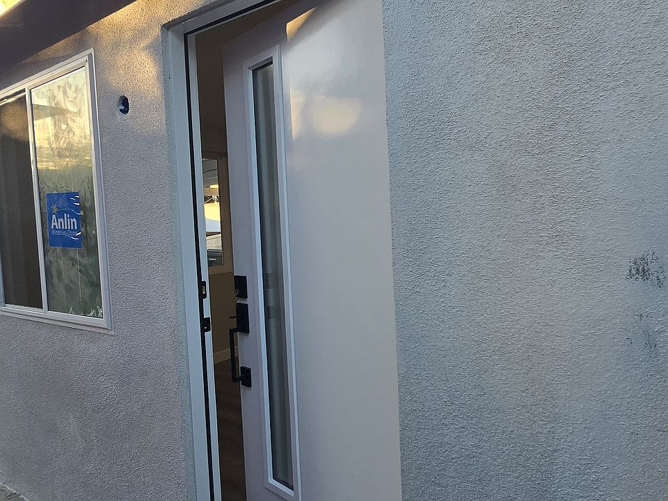Entrance. ( front door )