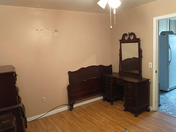 4th image of 303 E Railroad Ave