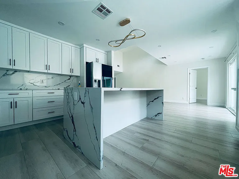 22131 Victory Blvd — Photo 10