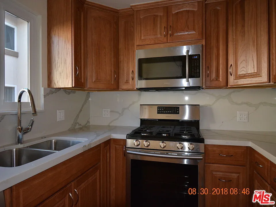 2 bed, 1.5 bath, 960 sqft, $3,750 — Photo 2