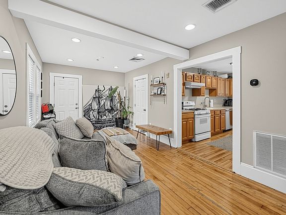 4th image of 5 Russell St APT 4