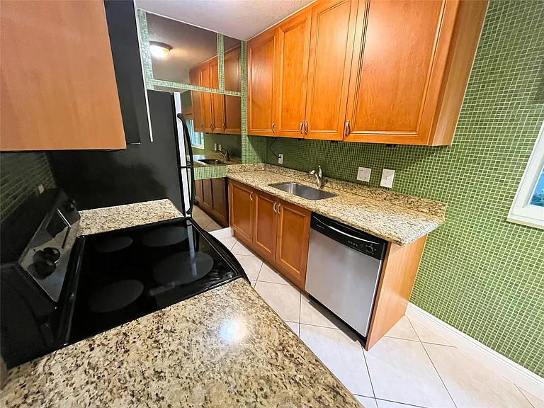 1460 NE 18th St #104 — Photo 5