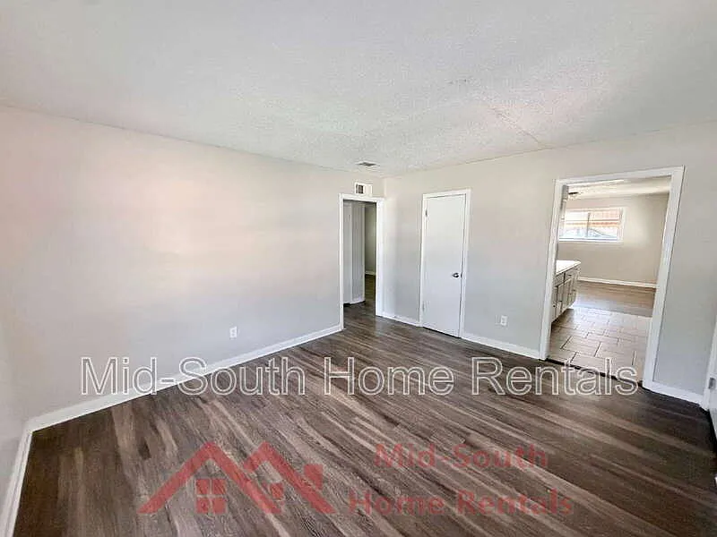 3 bed, 1.0 bath, 1102 sqft, $975 — Photo 4