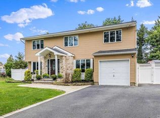 7 Shirley Ct, Commack, NY 11725