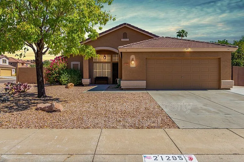 3 bed, 2.0 bath, 1611 sqft, $2,549 — Photo 1