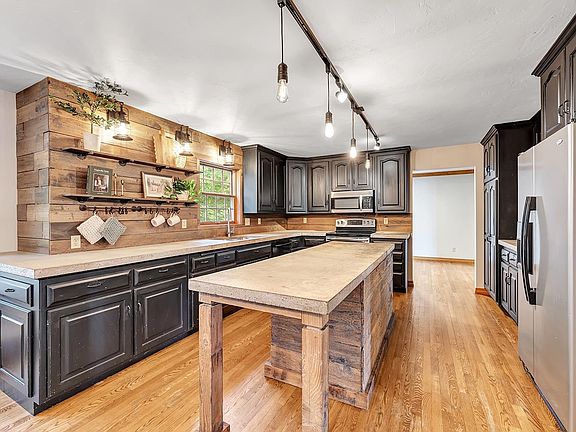 2nd image of 2752 Woodland Hills Ct