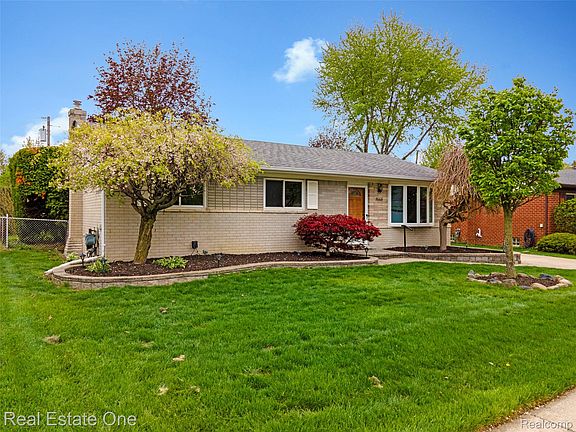 3rd image of 1668 Castleton Dr