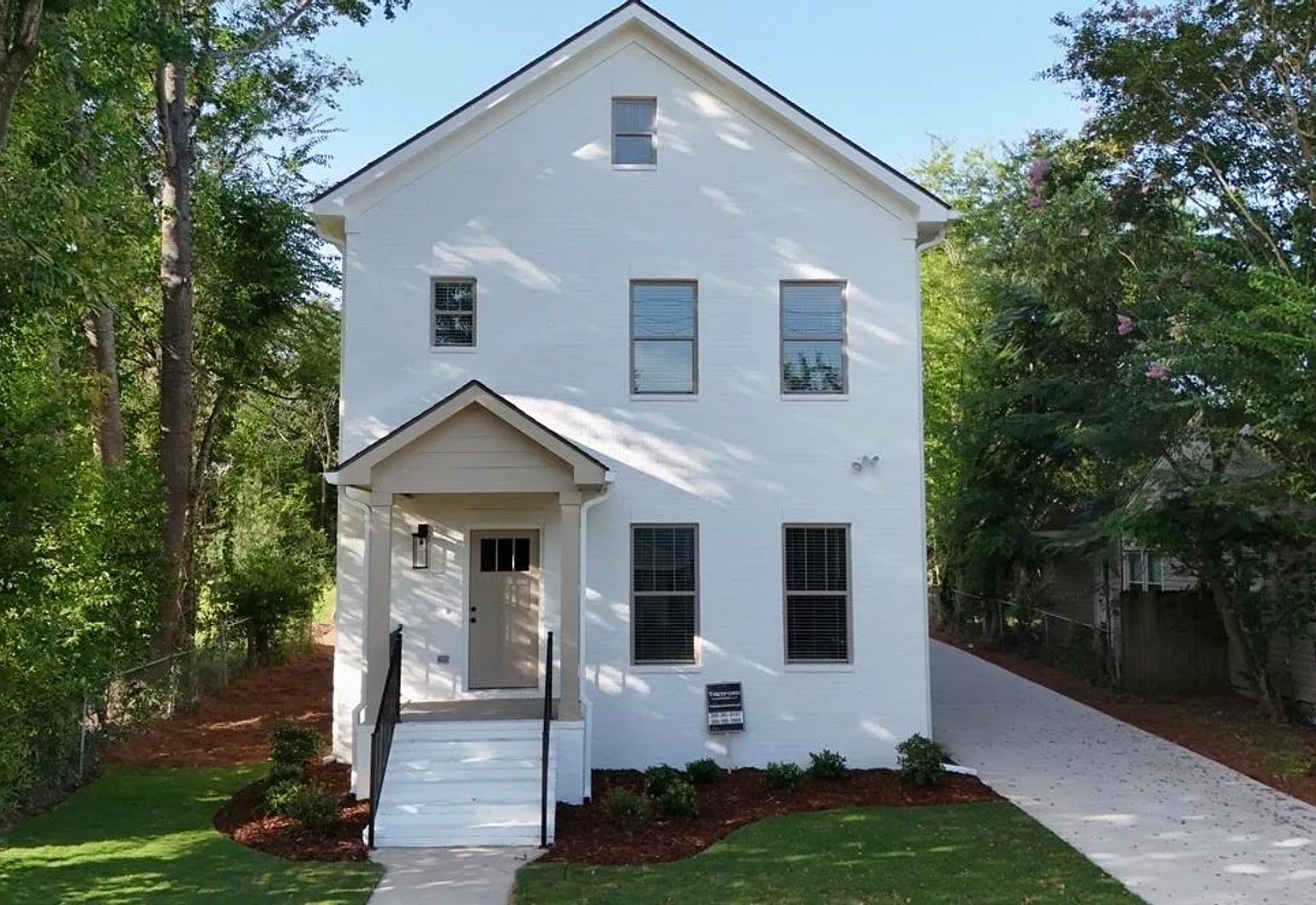 16 Lakeview 4 Bed / 4.5 Bath Leasing For Fall 2027 Less Than A Mile From Campus — Photo 1