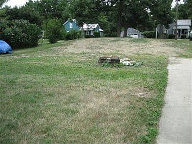 2nd image of 325 Elyria St