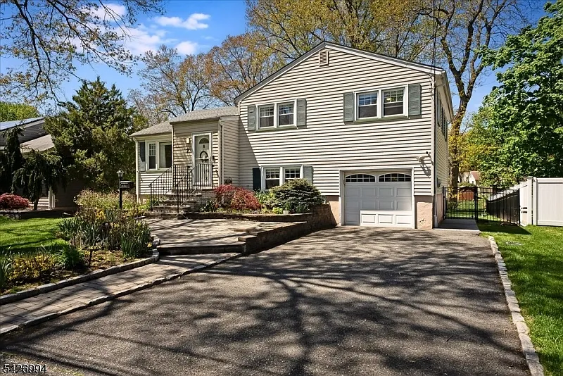 4 bed, 2.5 bath, $5,400 — Photo 2