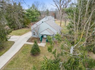 443 Lochaven Rd, Waterford, MI 48327