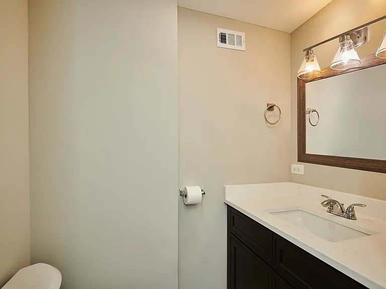 7074 N Ridge Blvd #1E — Photo 11