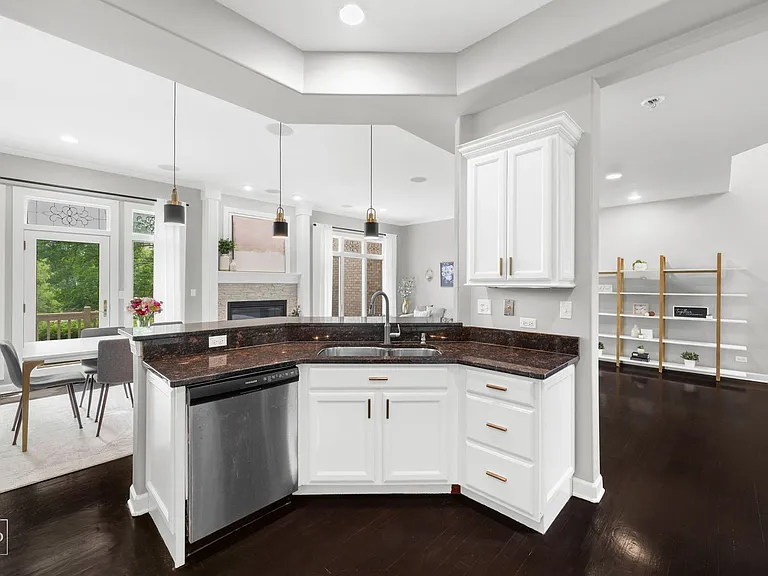 1537 W Rue James Pl — Photo 5
