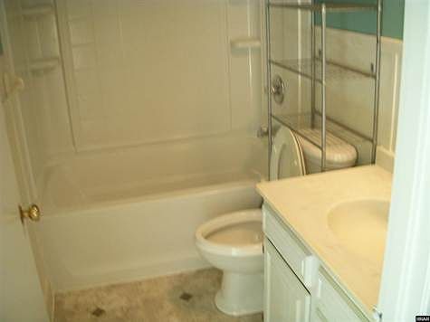 5th image of 915 Summer St