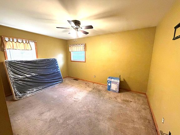 4th image of 905 W 7th St