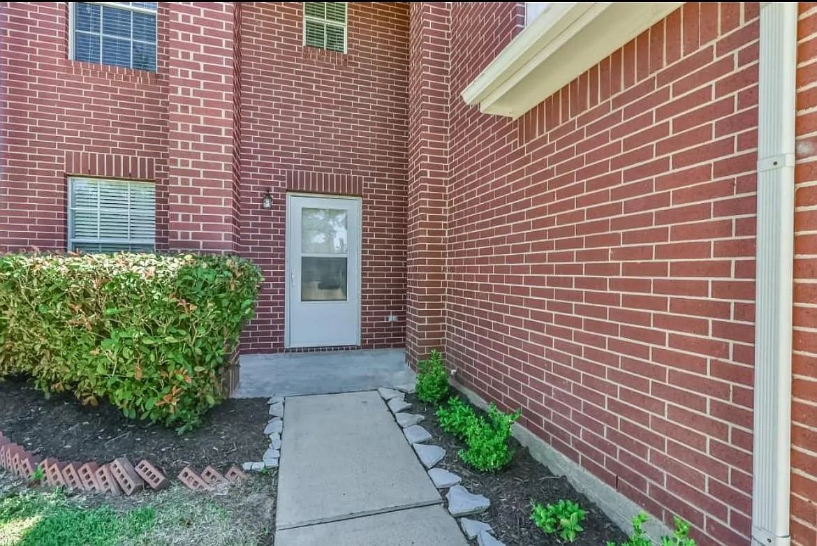 3 bed, 2.5 bath, 1760 sqft, $2,300 — Photo 4