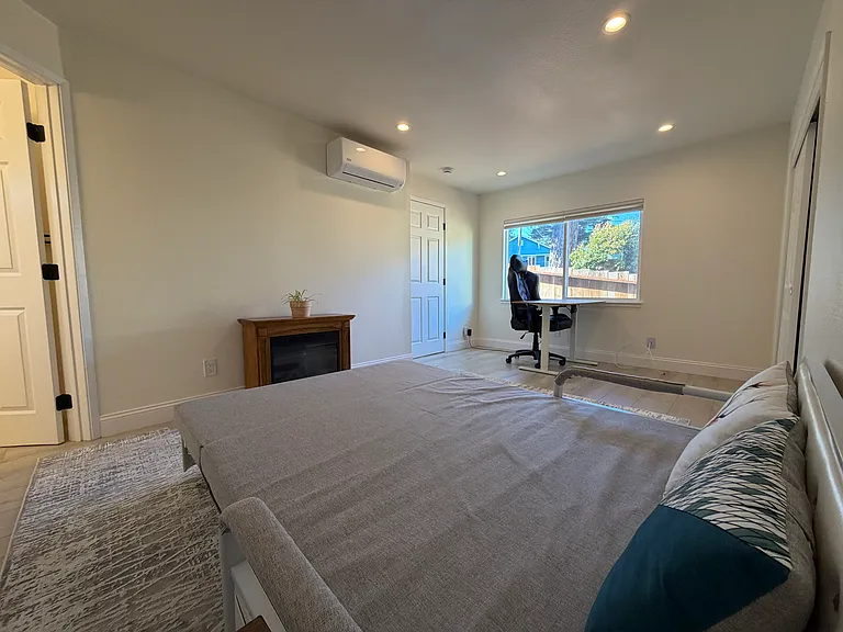 Bedroom en suite #2.