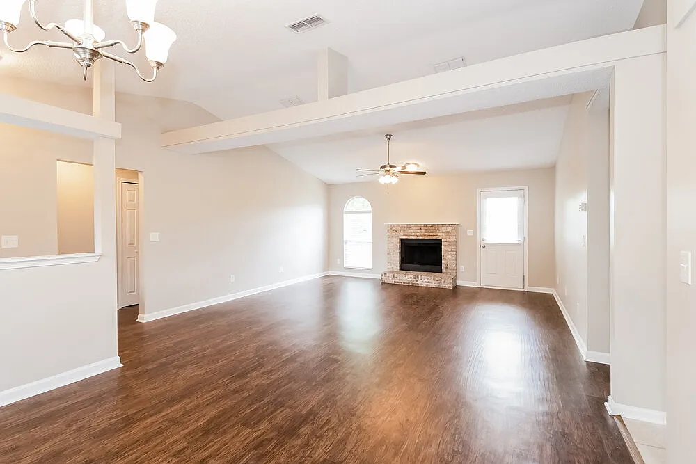 3 bed, 2.0 bath, 1548 sqft, $2,040 — Photo 3