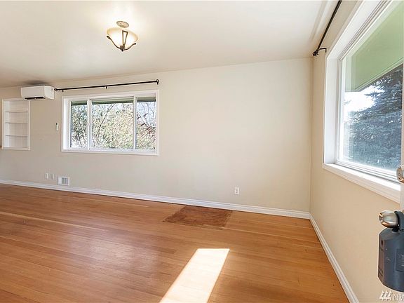 4th image of 501 Louviers Ave