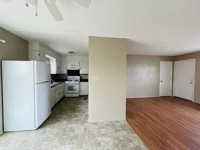 1041 Warwick Ave — Photo 7