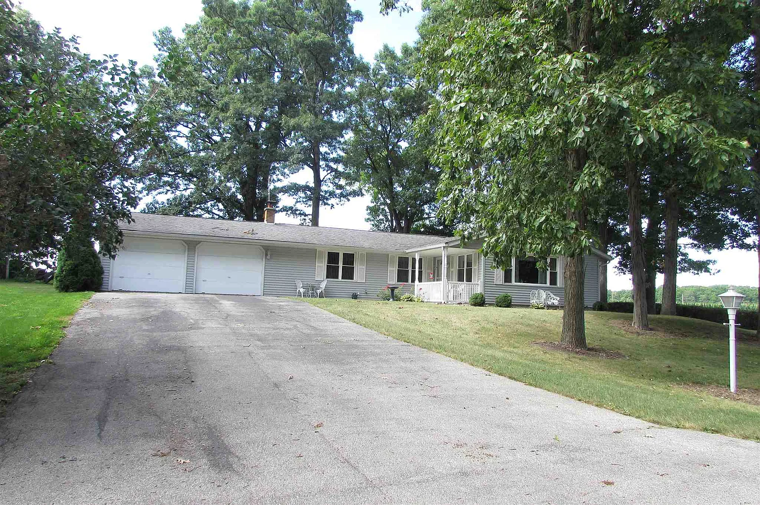 1906 E Robin Hood Rd photo 1