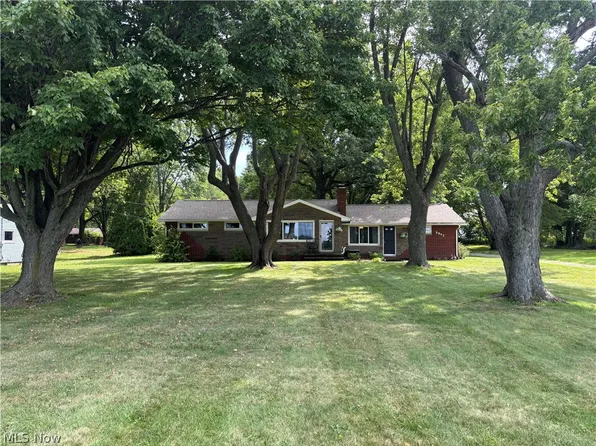 9842 Market Ave N, Hartville, OH 44632