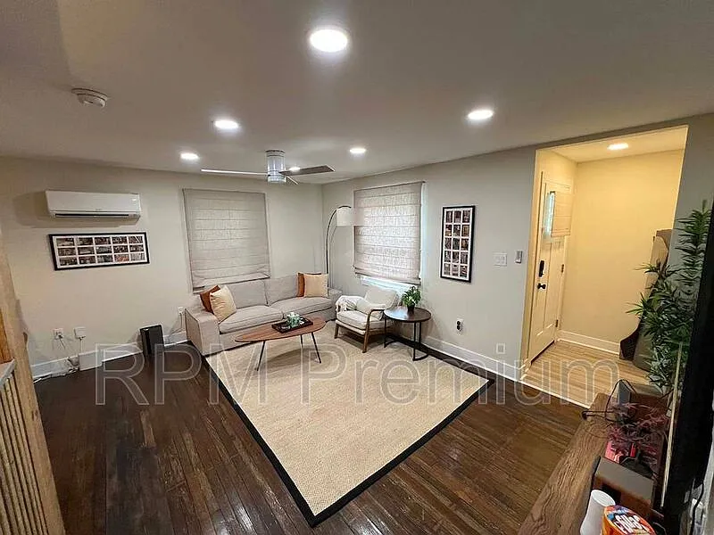 2 bed, 1.0 bath, 975 sqft, $1,850 — Photo 1