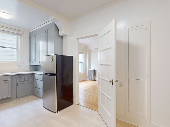 3rd image of 1935 Franklin St APT 305