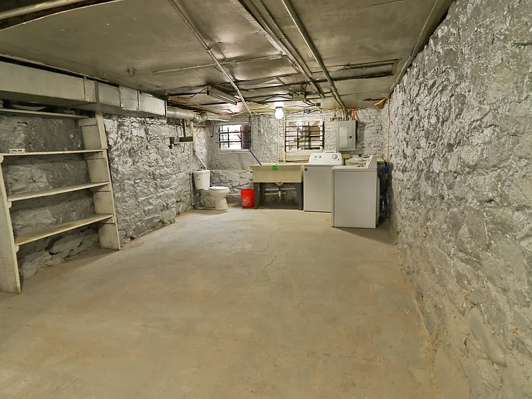 1303 James St — Photo 45