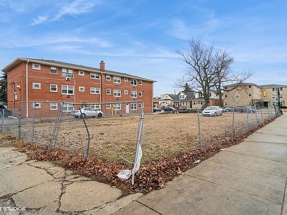 2nd image of 6519 W Addison St
