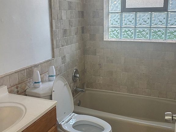 4th image of 21W205 Tee Ln APT A