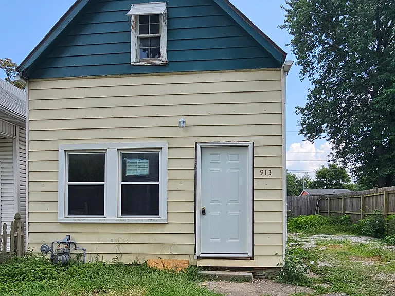 913 N Elliott St — Photo 1
