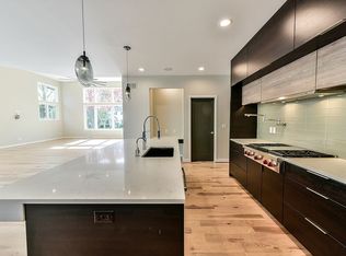 5850 N Lake Dr, Whitefish Bay, WI 53217