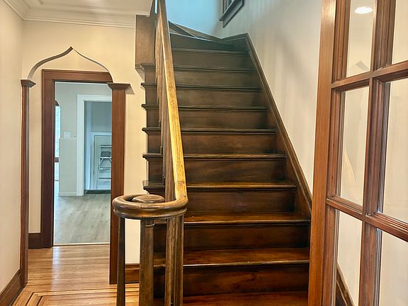 4th image of 385 Berryman Dr