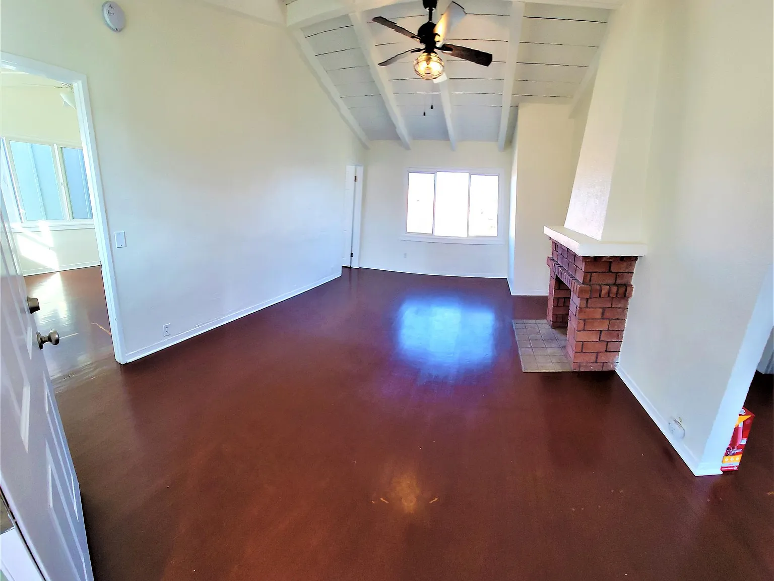 3 bed, 1050 sqft, $3,295 — Photo 2