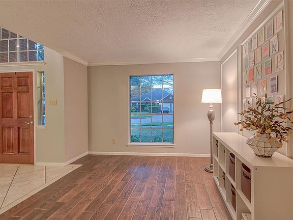 3rd image of 810 Hyacinth Pl