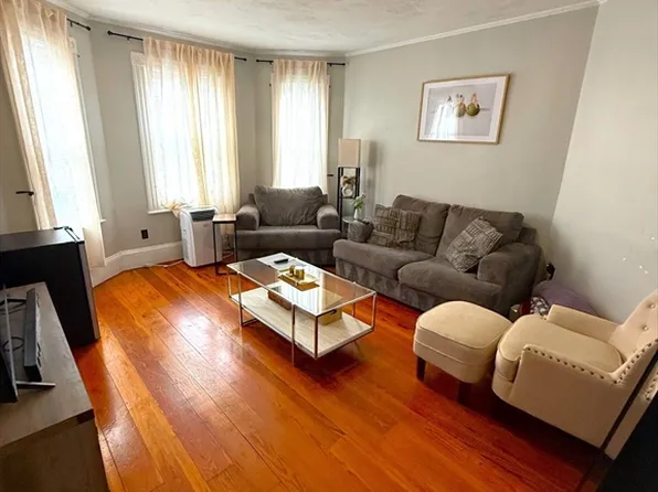 667 E 8th St #1, Boston, MA 02127