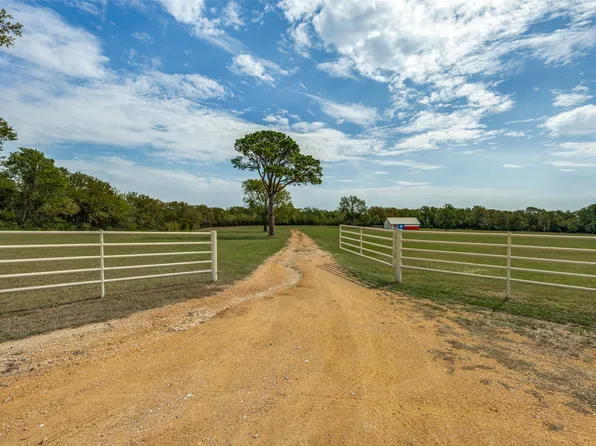 279 Lakeview Dr, Denison, TX 75020