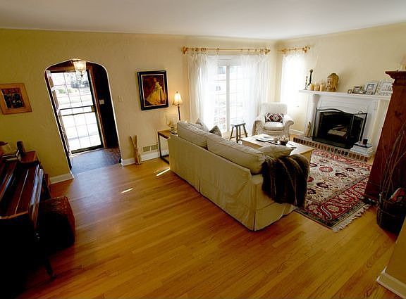 4th image of 327 Dahlia St