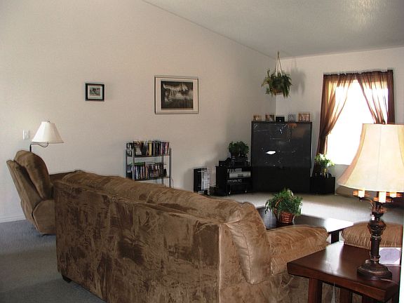 Great Room with Vaulted ceiling!