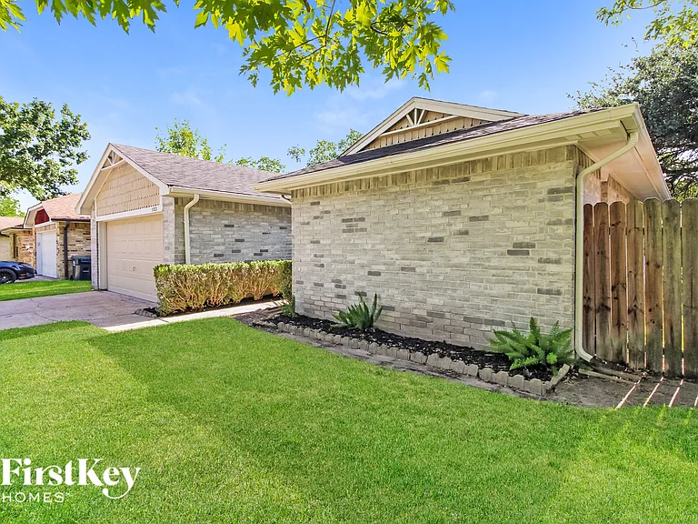 1023 Huntington Dr — Photo 3