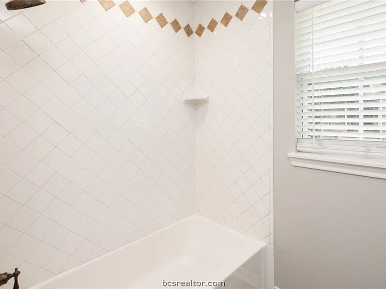1004 Edgewood Dr — Photo 19