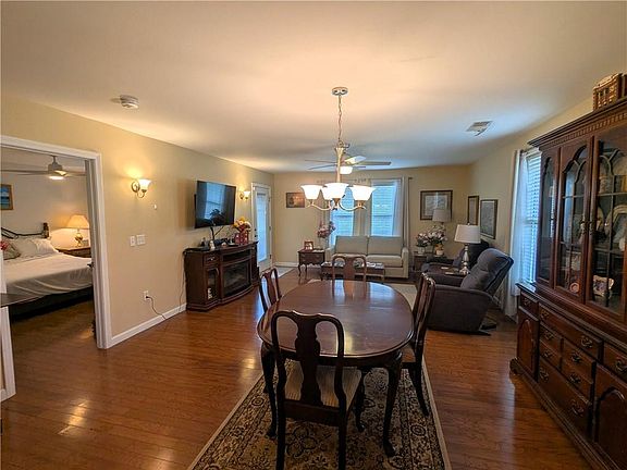 5th image of 105 Village Green Cir